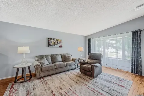 424 Spangle Drive North Babylon NY 11703