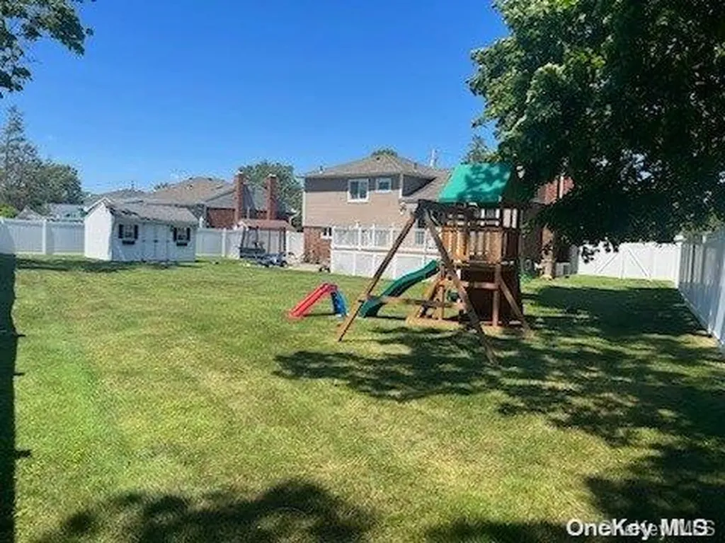 526 Narland Lane North Babylon NY 11703