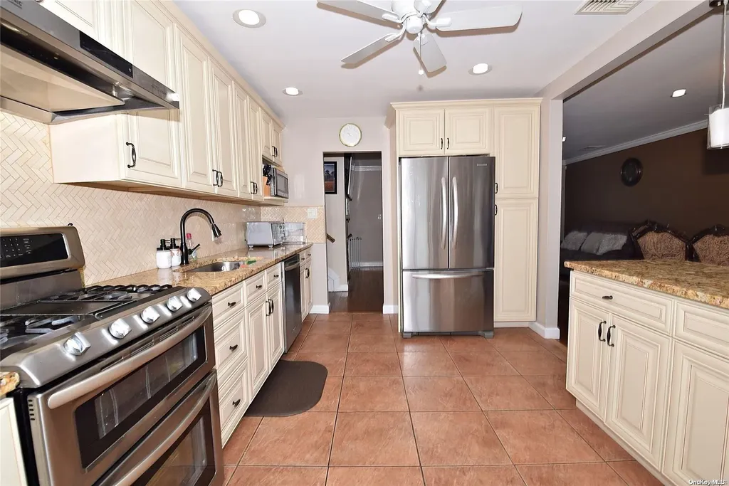526 Narland Lane North Babylon NY 11703