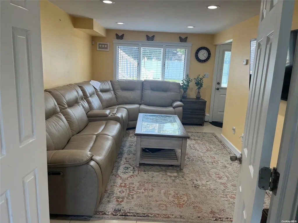 526 Narland Lane North Babylon NY 11703