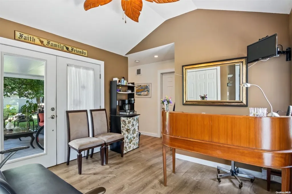 517 Raynor Avenue Riverhead NY 11901