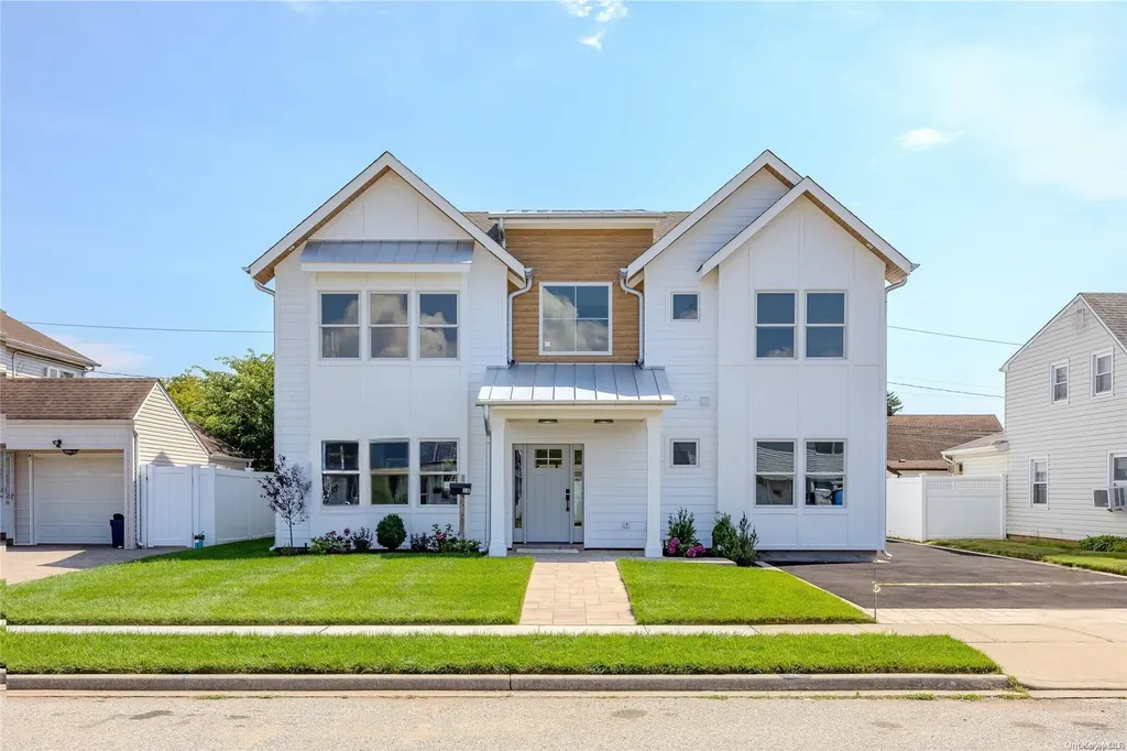 16 Moss Lane Levittown NY 11756