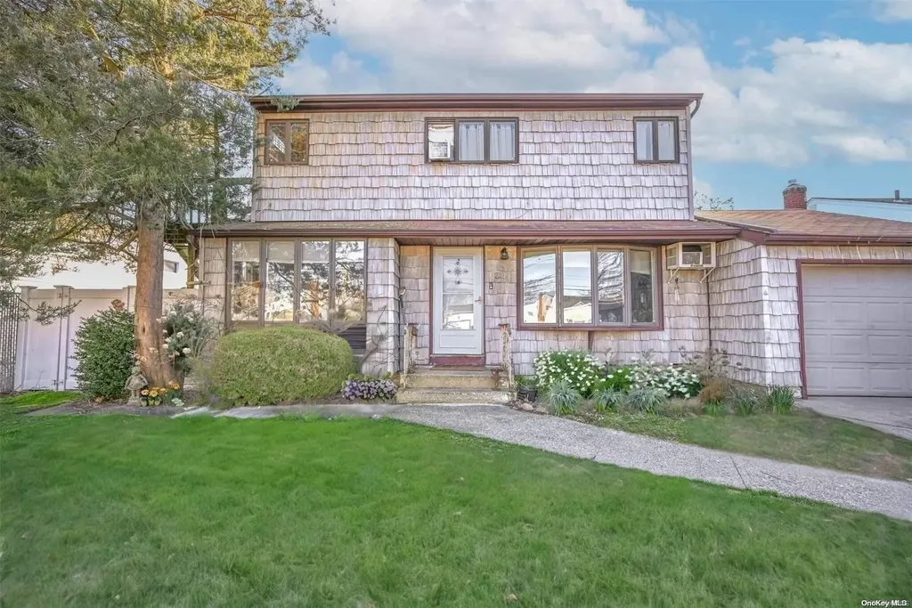 34 Ida Lane North Babylon NY 11703