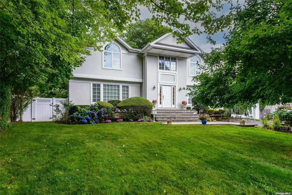98 Crescent Drive Albertson NY 11507