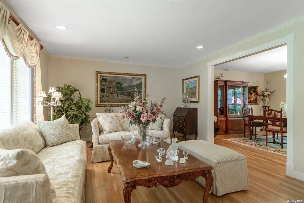 98 Crescent Drive Albertson NY 11507