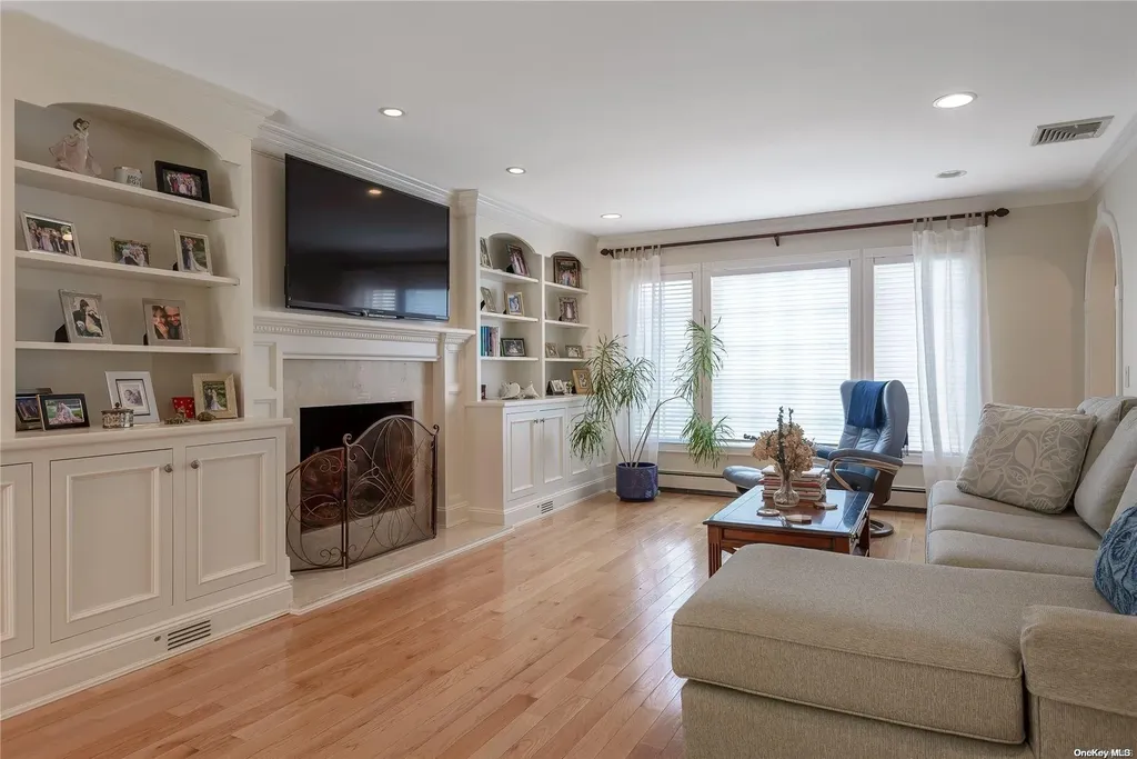 98 Crescent Drive Albertson NY 11507