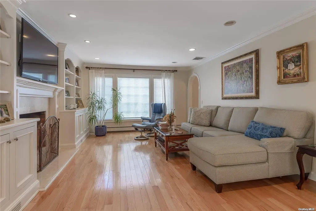 98 Crescent Drive Albertson NY 11507