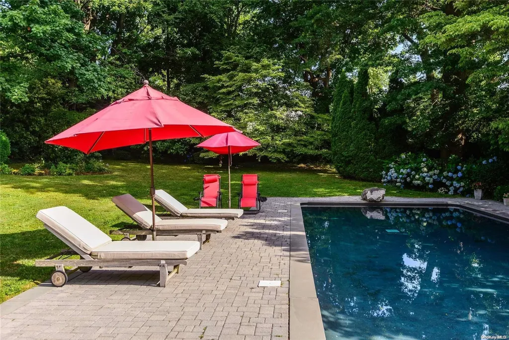 98 Crescent Drive Albertson NY 11507