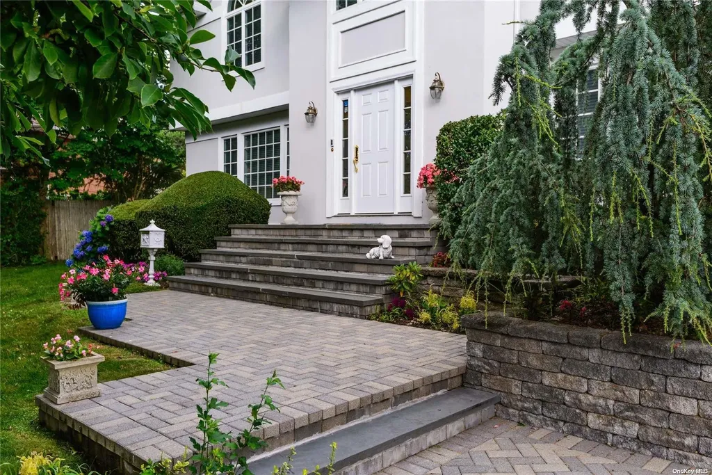 98 Crescent Drive Albertson NY 11507