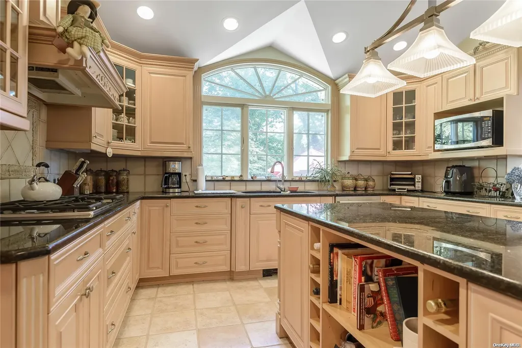 98 Crescent Drive Albertson NY 11507
