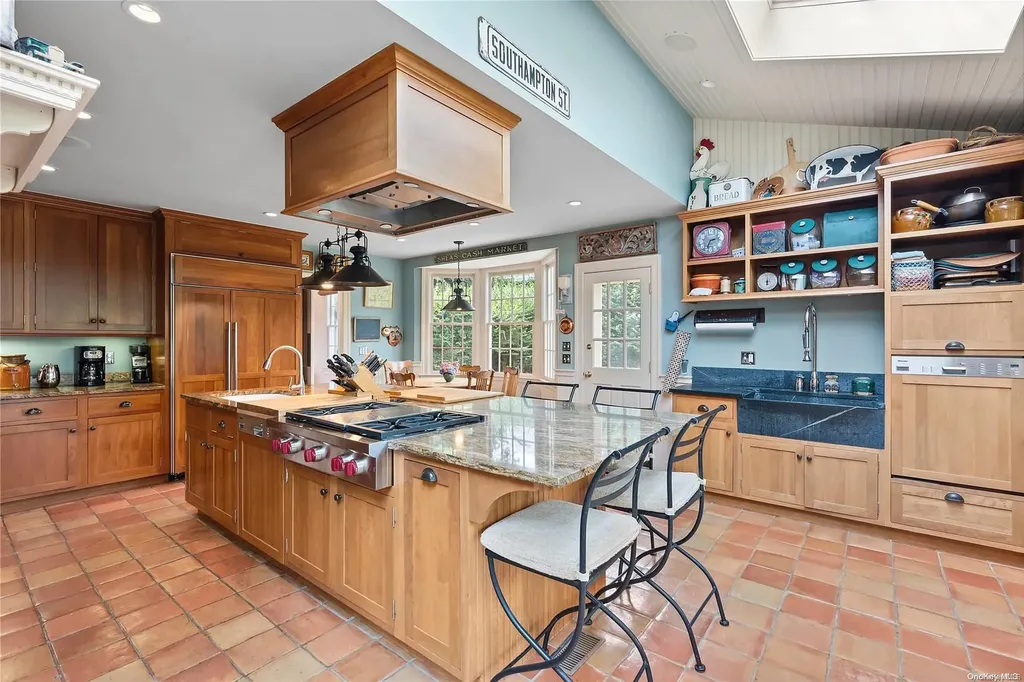 265 Downs Path Southampton NY 11968