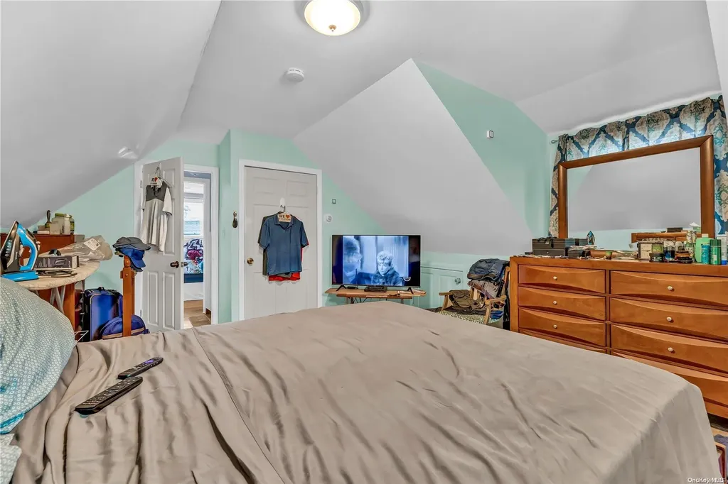 1096 Bay Shore Avenue Bay Shore NY 11706