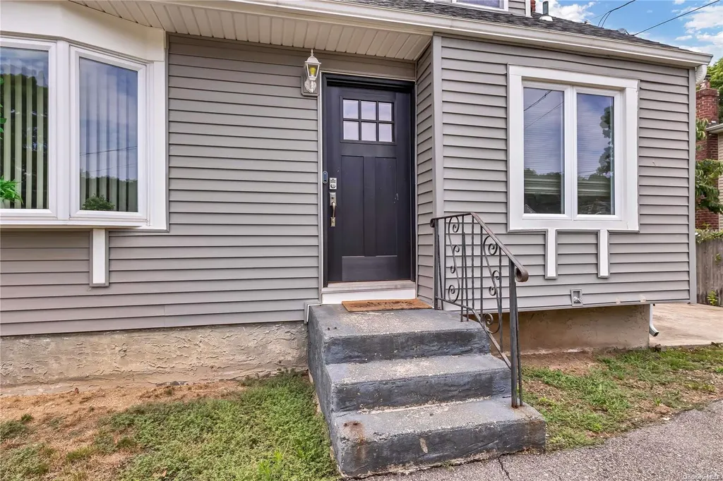 1096 Bay Shore Avenue Bay Shore NY 11706