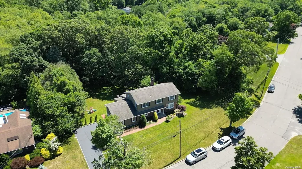 21 Village Way Smithtown NY 11787