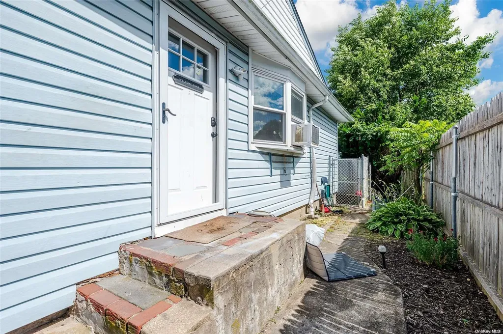 7 Gary Street Lindenhurst NY 11757