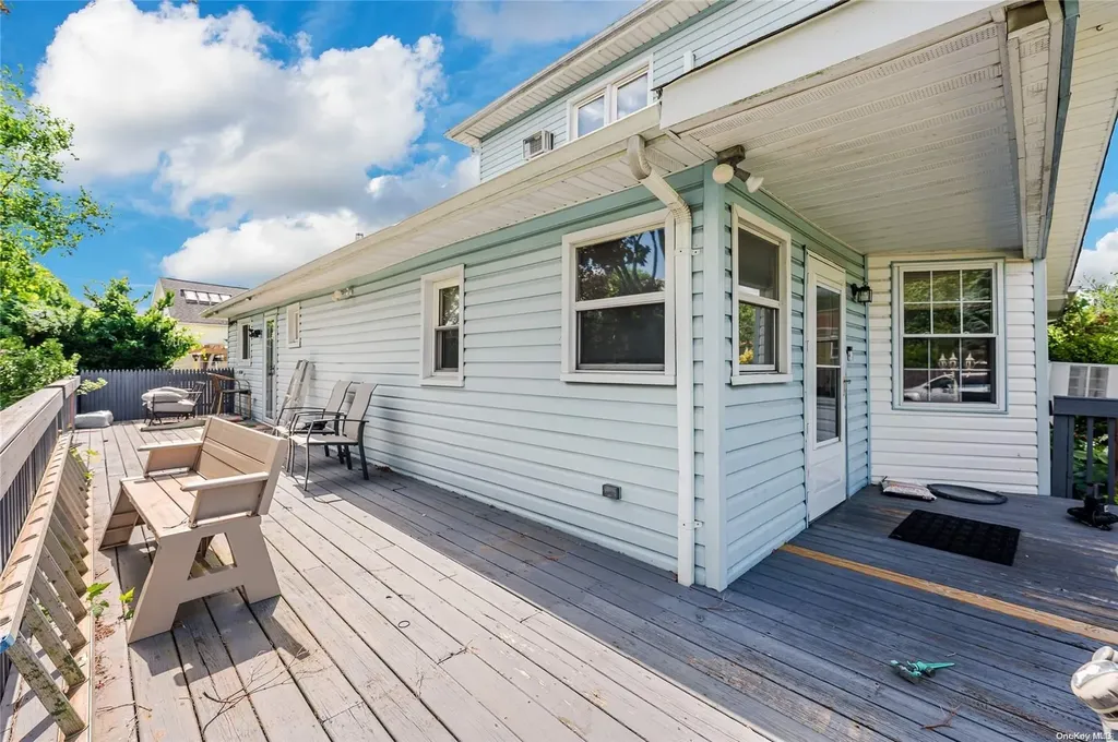 7 Gary Street Lindenhurst NY 11757