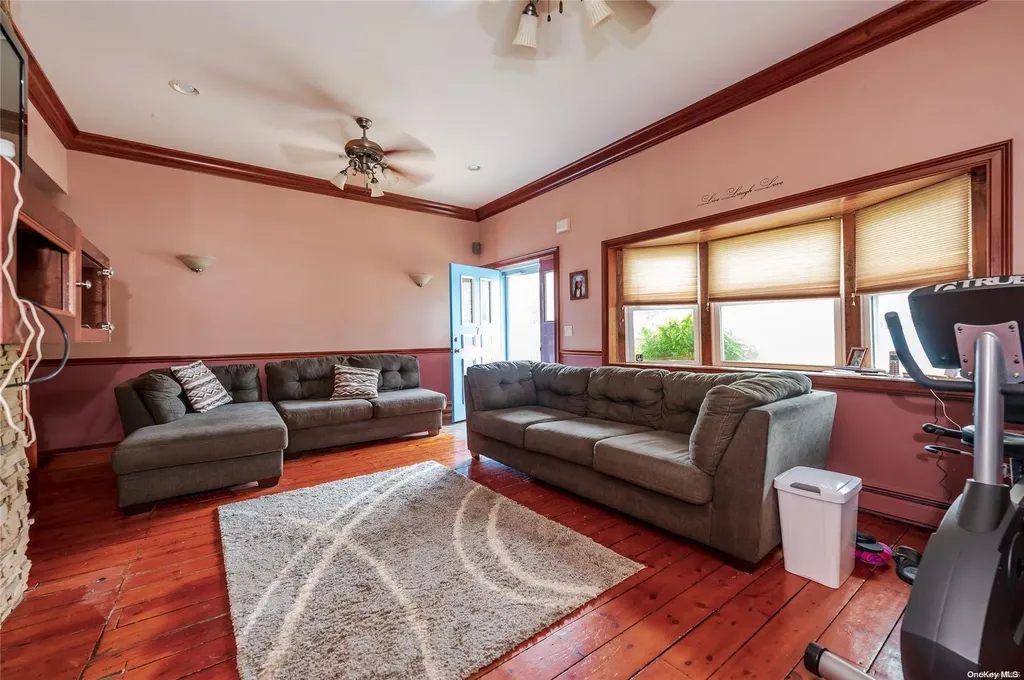 7 Gary Street Lindenhurst NY 11757