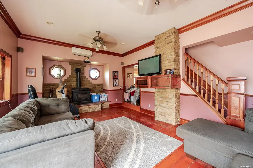 7 Gary Street Lindenhurst NY 11757