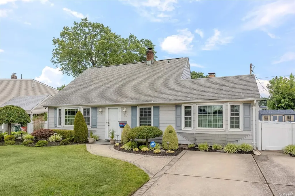 25 Chase Lane Levittown NY 11756