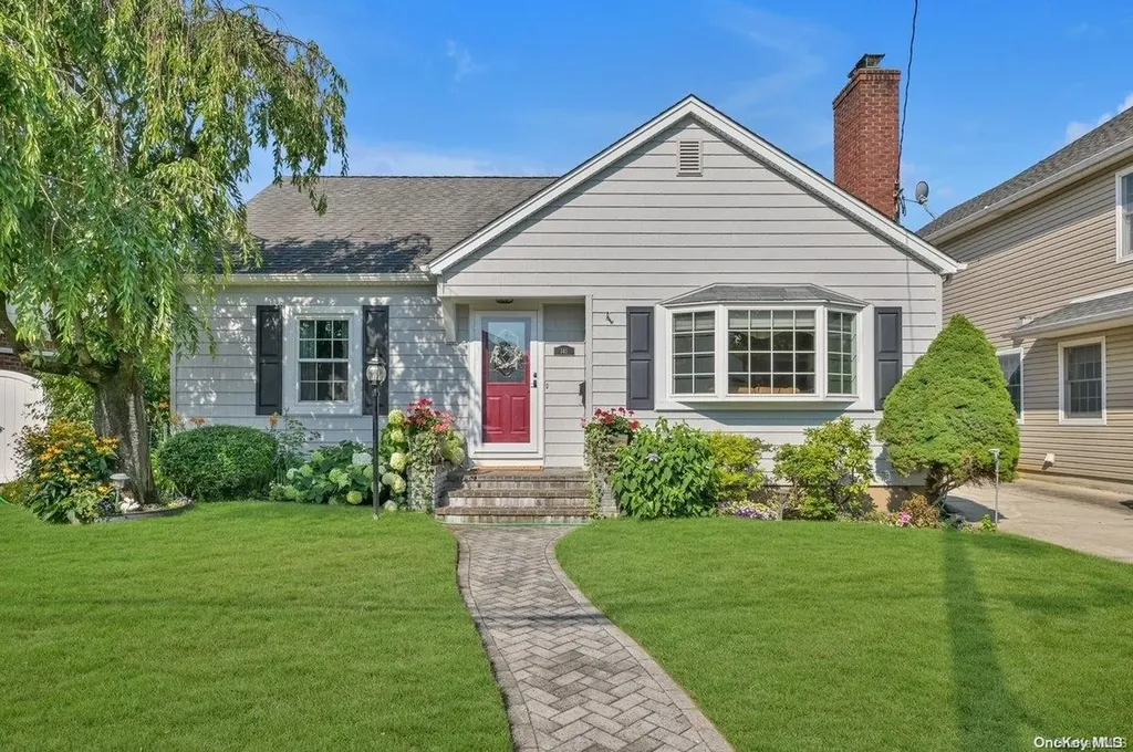 141 Saville Road Mineola NY 11501