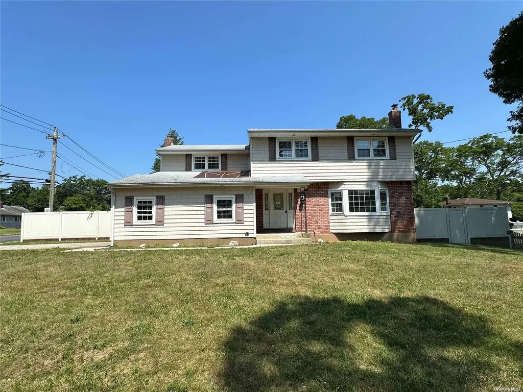 21 Genoa Street West Babylon NY 11704