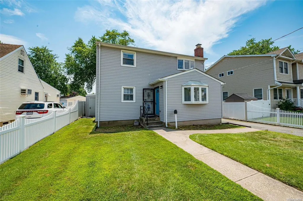 21 Orchard Street Lindenhurst NY 11757