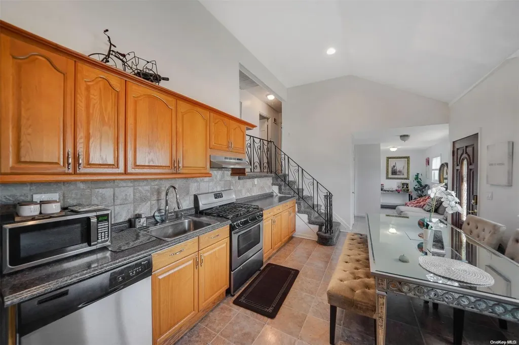 46 W Minerva Road Lindenhurst NY 11757
