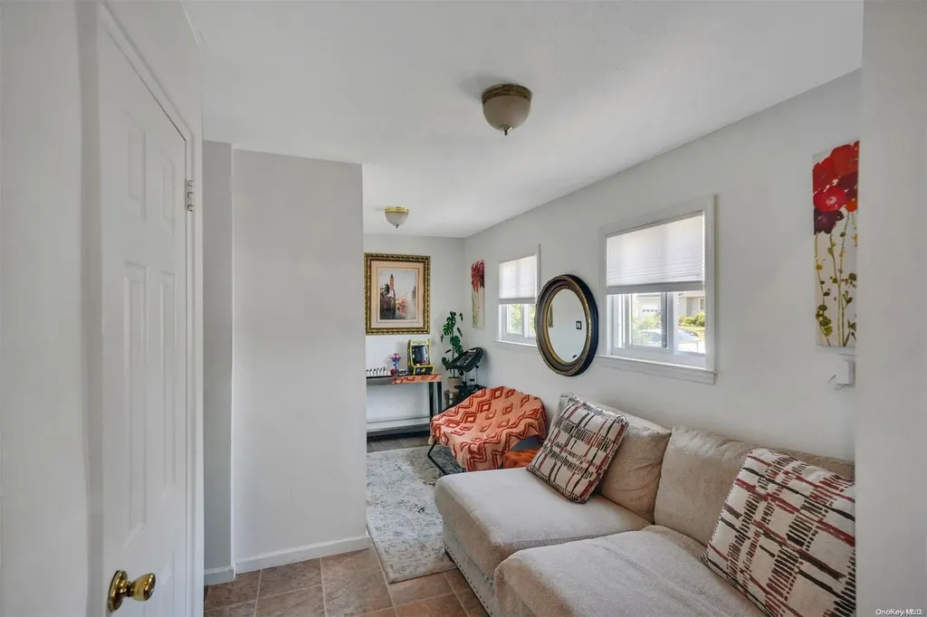 46 W Minerva Road Lindenhurst NY 11757