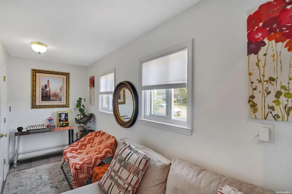 46 W Minerva Road Lindenhurst NY 11757