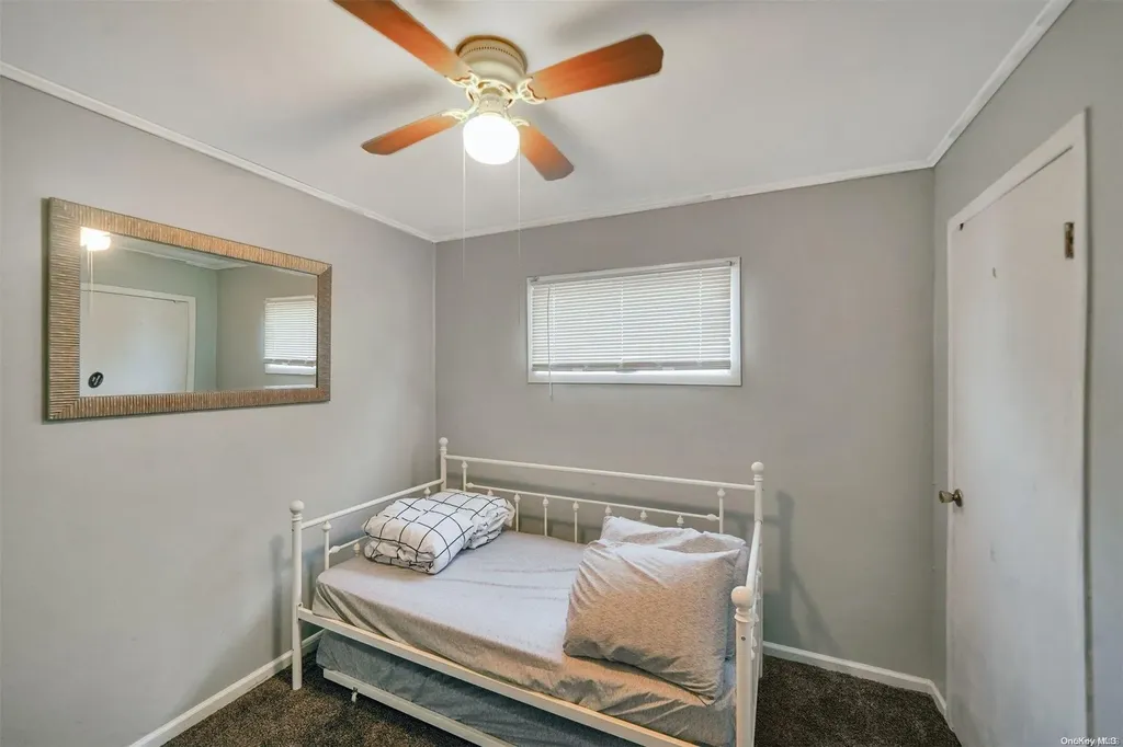 46 W Minerva Road Lindenhurst NY 11757