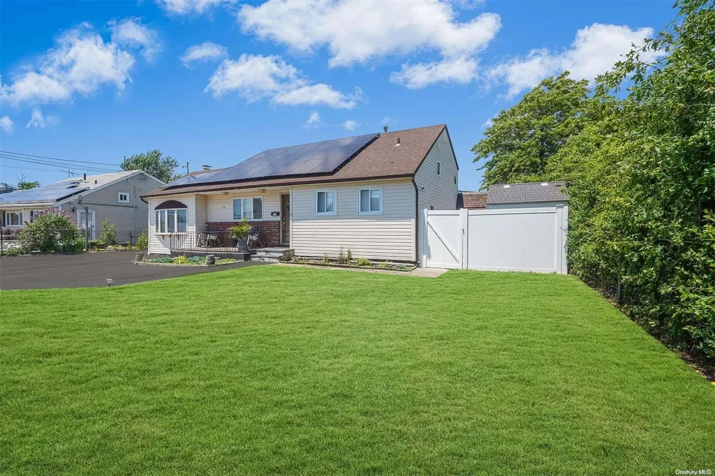 46 W Minerva Road Lindenhurst NY 11757