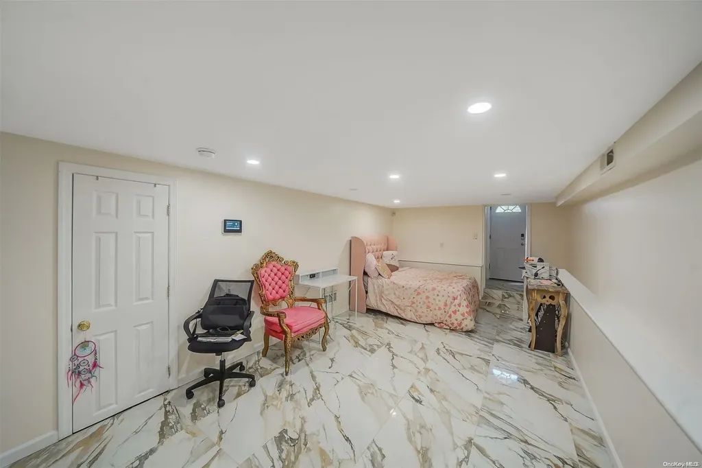 46 W Minerva Road Lindenhurst NY 11757