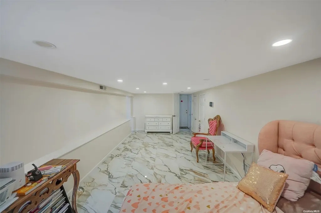 46 W Minerva Road Lindenhurst NY 11757