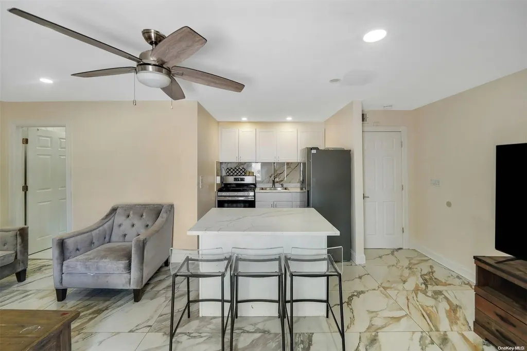 46 W Minerva Road Lindenhurst NY 11757