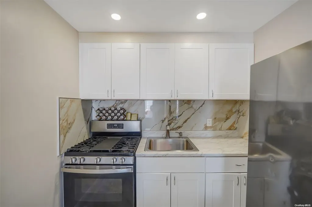 46 W Minerva Road Lindenhurst NY 11757