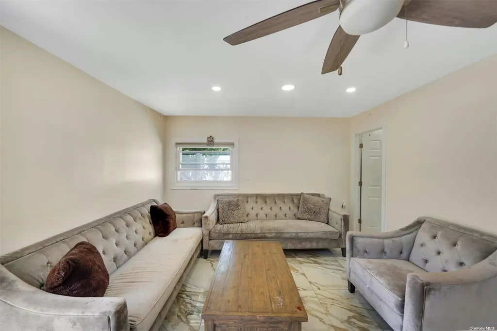 46 W Minerva Road Lindenhurst NY 11757