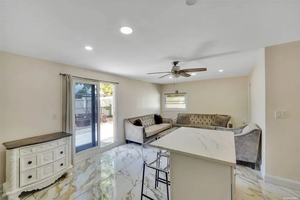 46 W Minerva Road Lindenhurst NY 11757