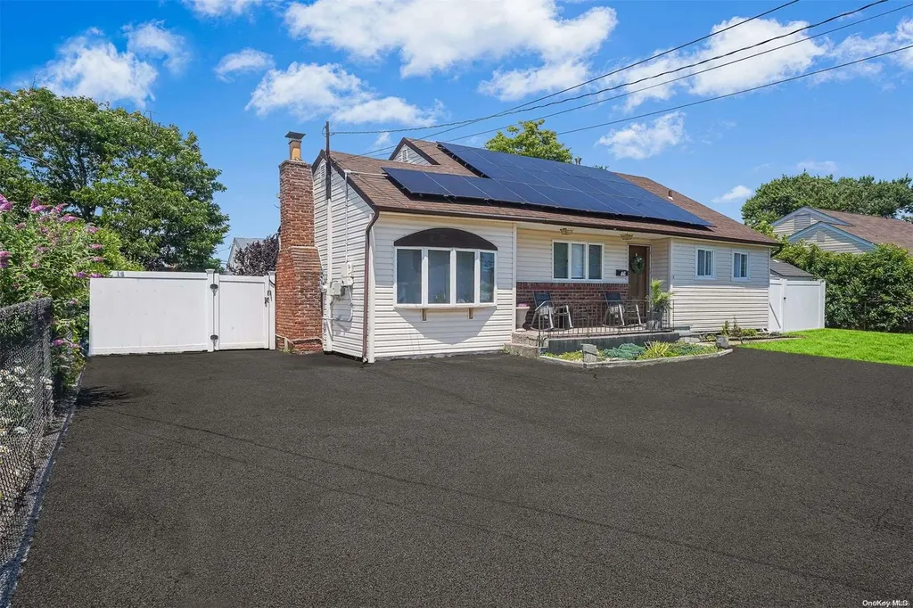 46 W Minerva Road Lindenhurst NY 11757