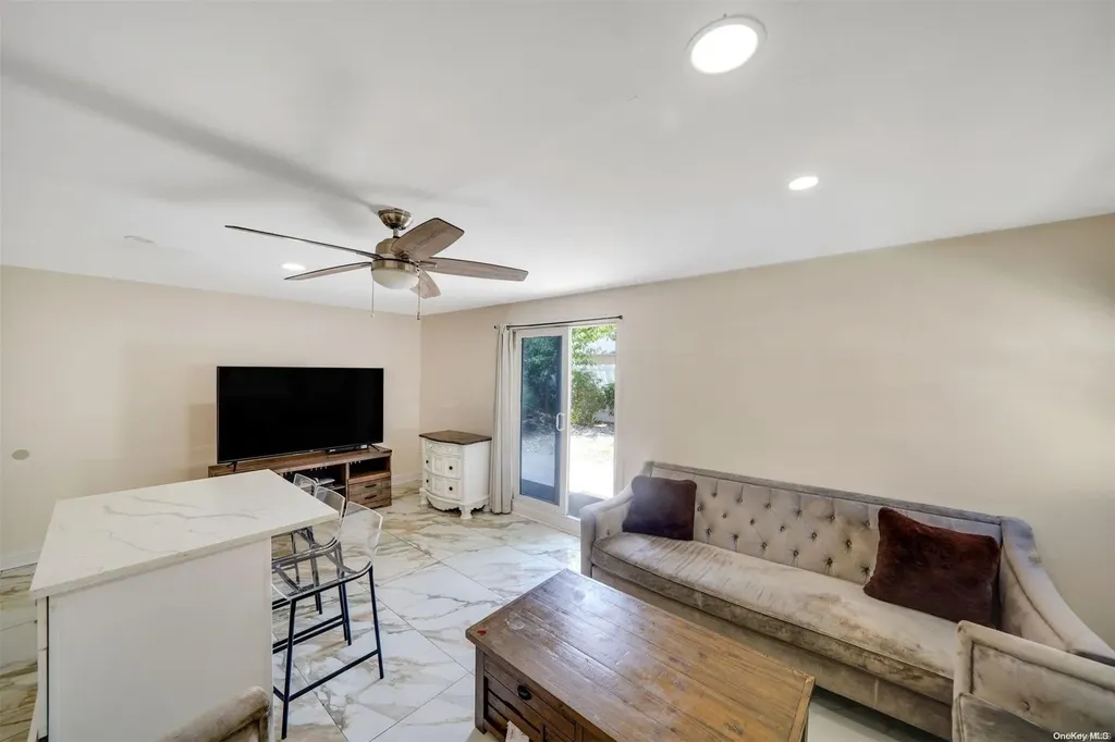 46 W Minerva Road Lindenhurst NY 11757