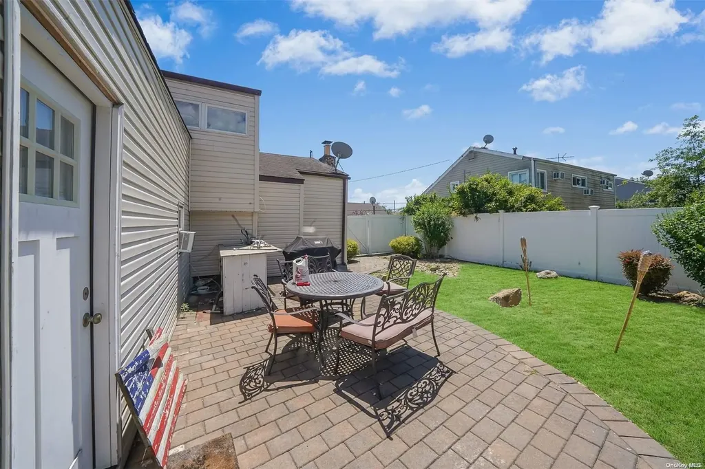 46 W Minerva Road Lindenhurst NY 11757