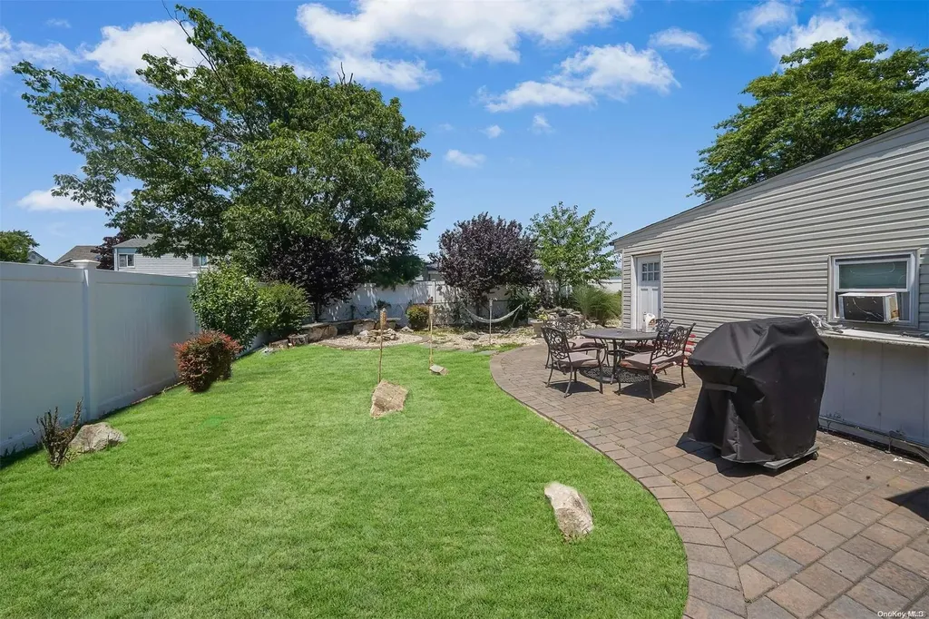 46 W Minerva Road Lindenhurst NY 11757