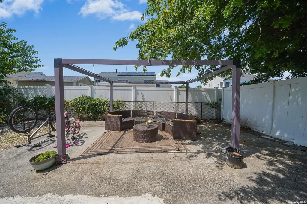 46 W Minerva Road Lindenhurst NY 11757