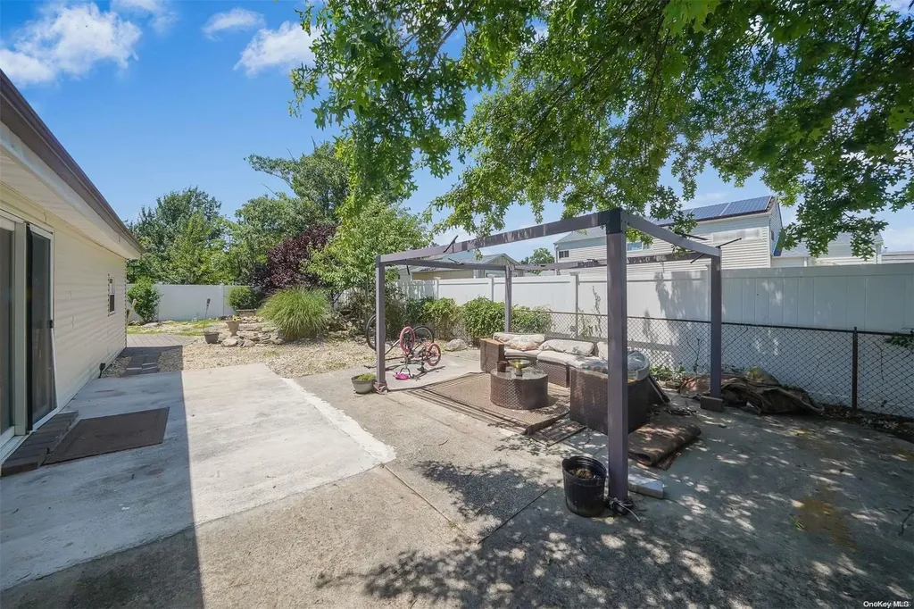 46 W Minerva Road Lindenhurst NY 11757