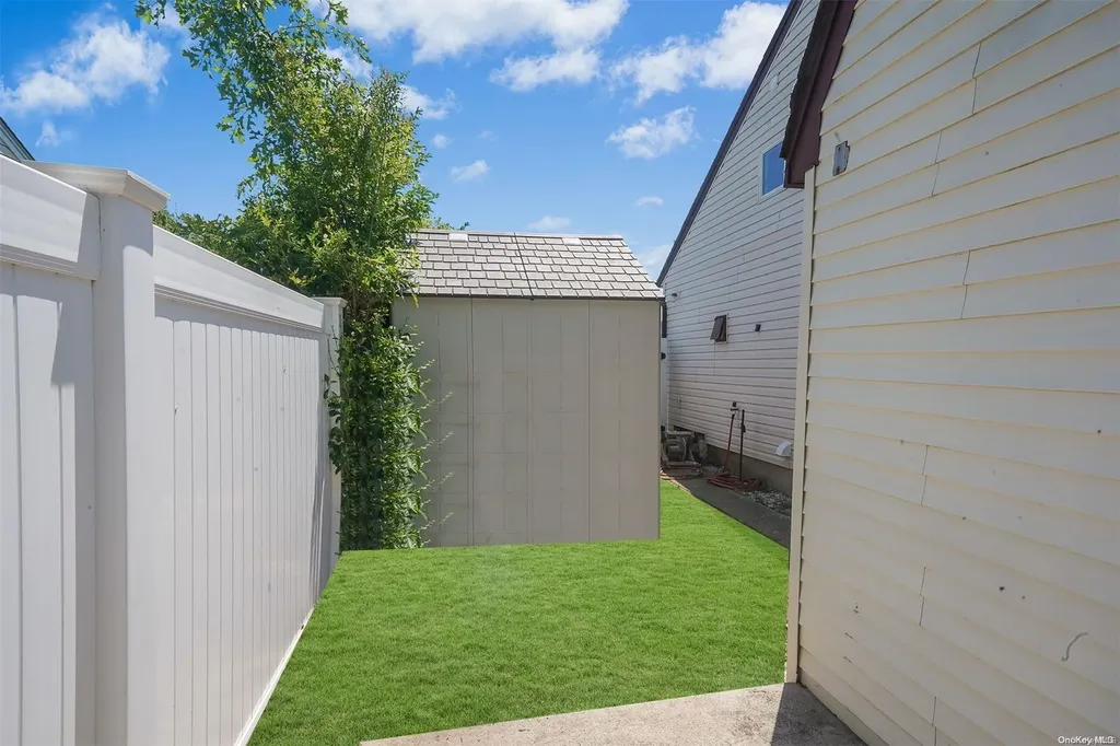 46 W Minerva Road Lindenhurst NY 11757