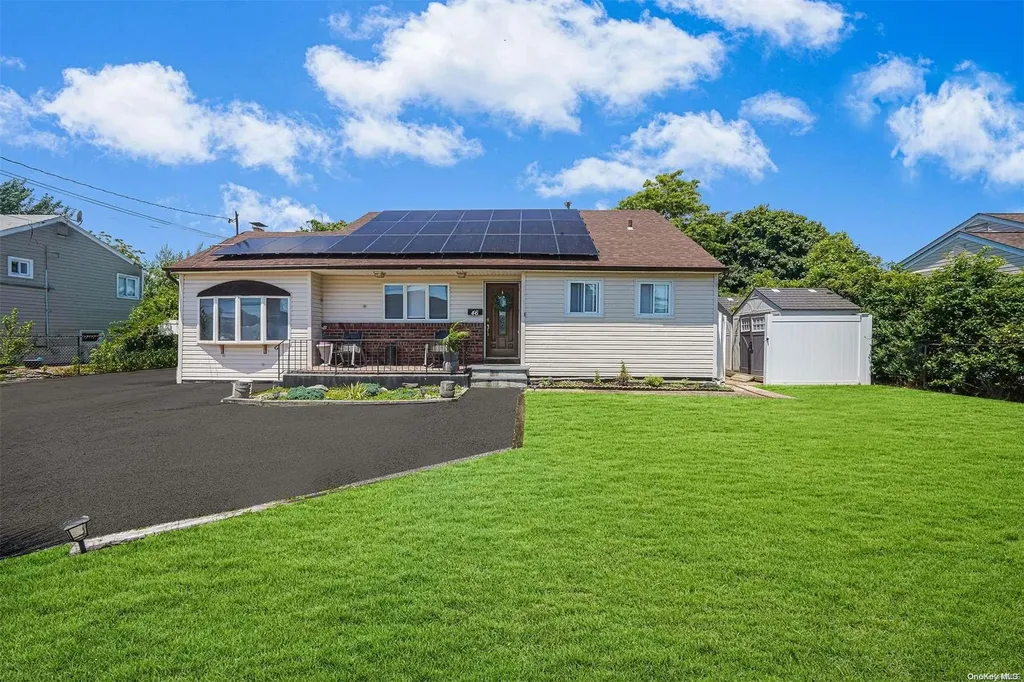 46 W Minerva Road Lindenhurst NY 11757