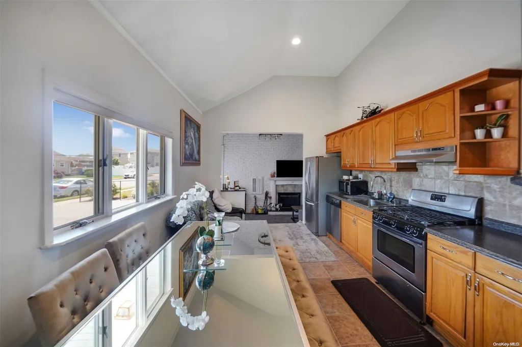 46 W Minerva Road Lindenhurst NY 11757