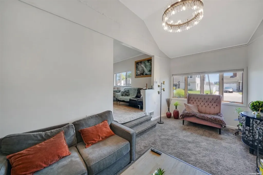 46 W Minerva Road Lindenhurst NY 11757