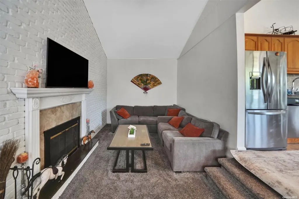 46 W Minerva Road Lindenhurst NY 11757