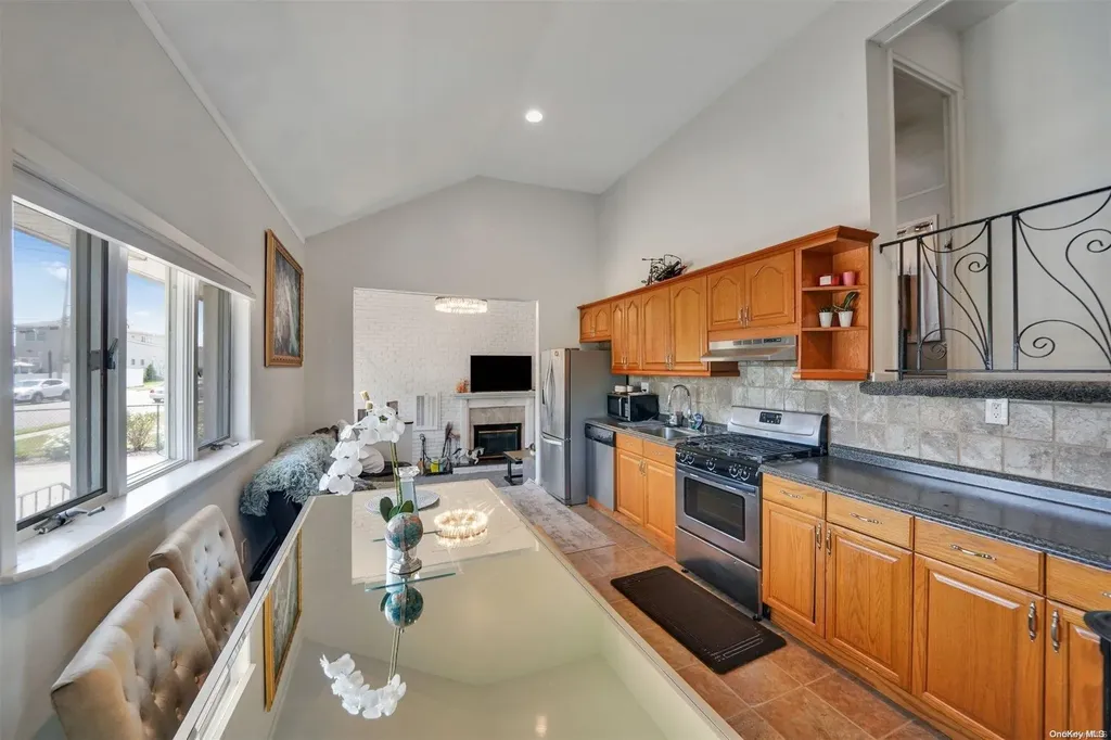46 W Minerva Road Lindenhurst NY 11757