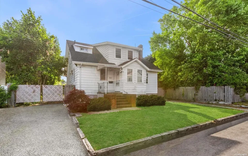 541 Hickory Street Lindenhurst NY 11757